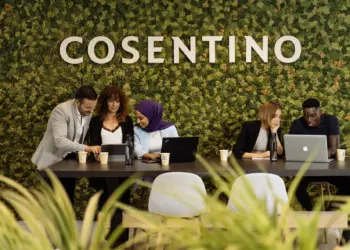 Profesionales trabajan en la sede de Cosentino frente a un jardín vertical