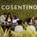 Profesionales trabajan en la sede de Cosentino frente a un jardín vertical