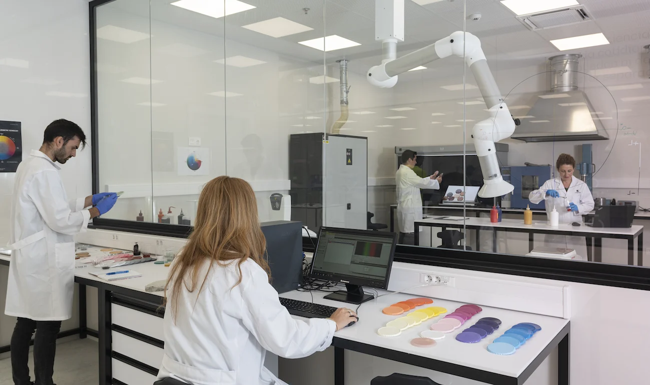 Investigadores de Cosentino trabajan con muestras de materiales en un laboratorio