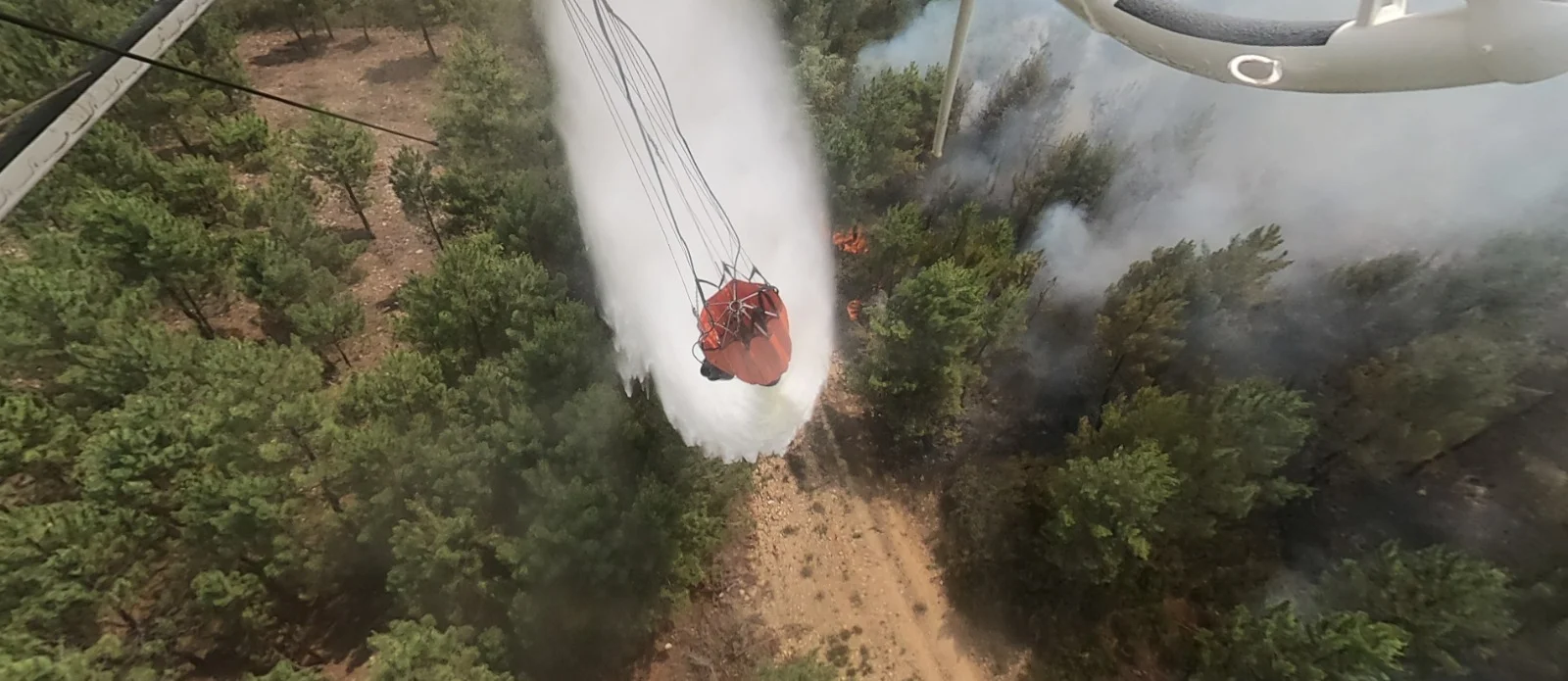 Helicóptero realiza una descarga de agua sobre un incendio forestal en Castilla y León