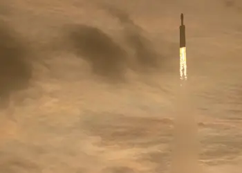 Un Falcon Heavy de la NASA asciende desde LC-39A durante el lanzamiento del telescopio espacial Nancy Grace Roman