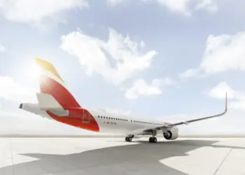 Avión Airbus A321XLR de Iberia estacionado con la librea de la aerolínea visible