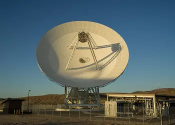 Antena parabólica de comunicaciones para espacio profundo en una instalación desértica
