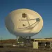 Antena parabólica de comunicaciones para espacio profundo en una instalación desértica
