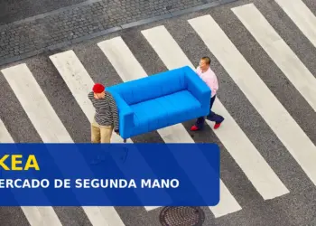 Dos personas transportan un sofá en la campaña del mercado de segunda mano de IKEA