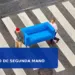 Dos personas transportan un sofá en la campaña del mercado de segunda mano de IKEA