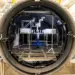 Interior de la cámara de vacío térmico donde la NASA prueba herramientas lunares con polvo simulado