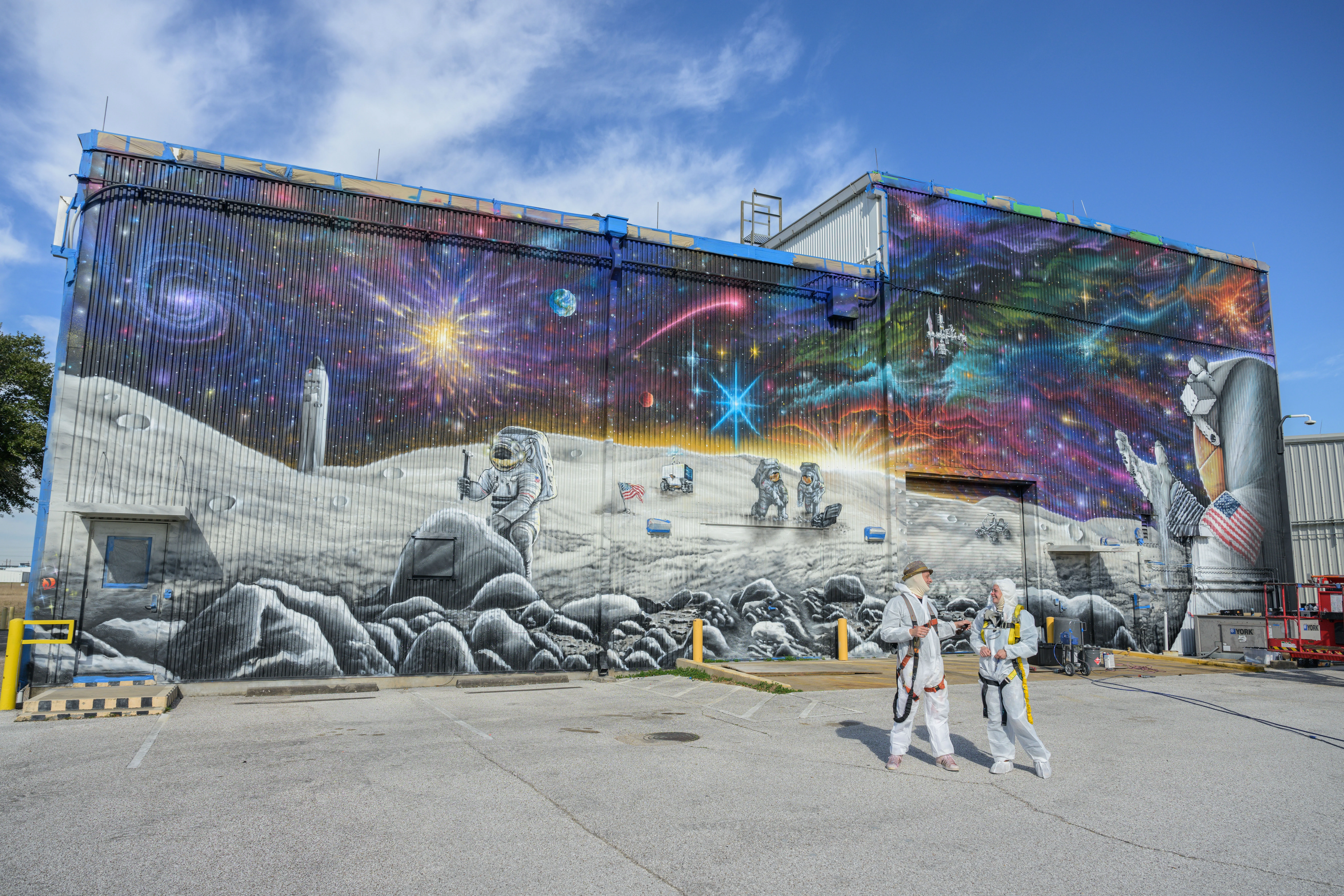 Edificio de pruebas lunares de la NASA cubierto por un mural de astronautas en la Luna