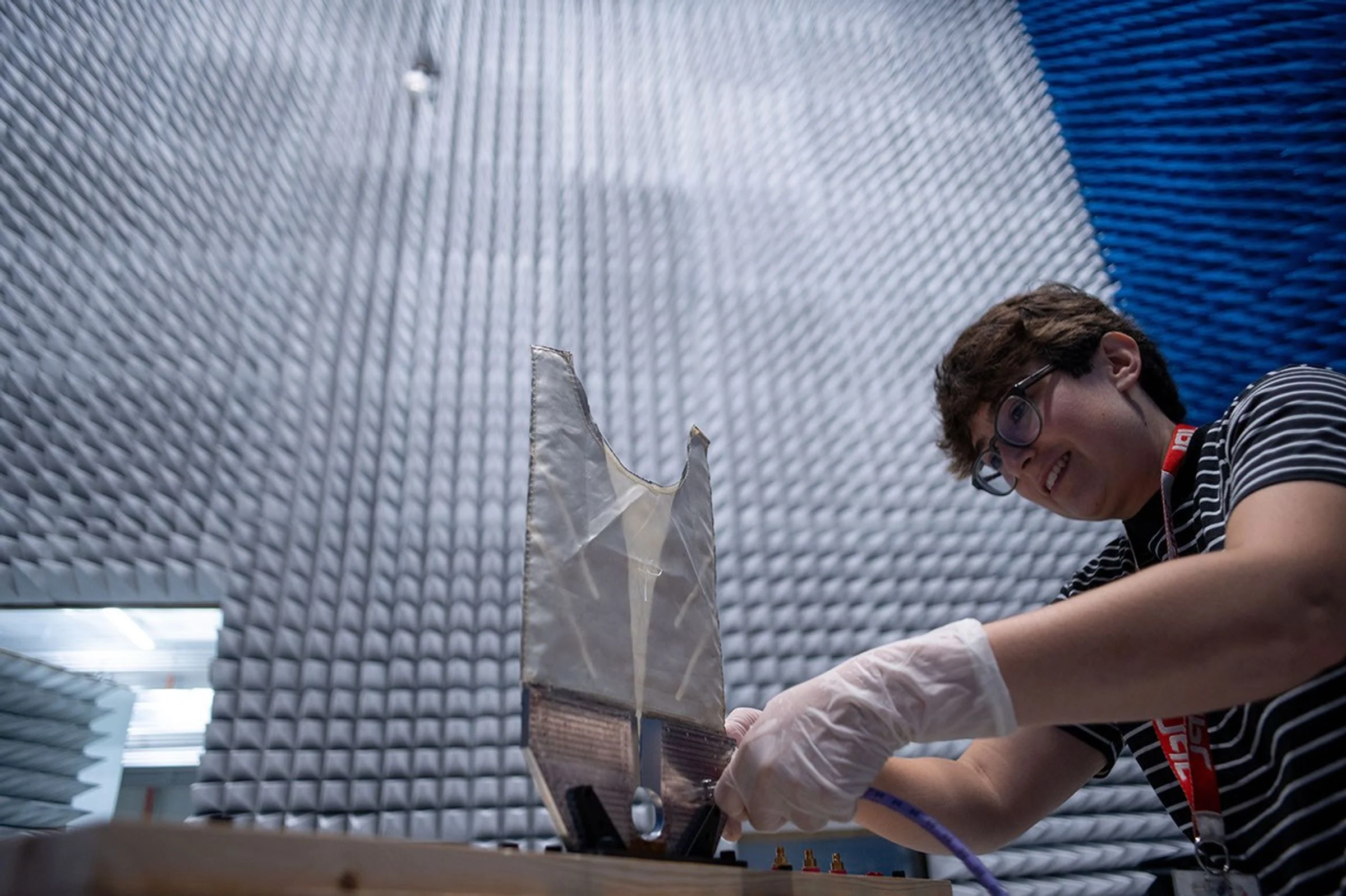 Una ingeniera prueba la antena flexible de SkyFall en una cámara electromagnética del JPL
