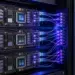 Placas de chips de inteligencia artificial conectadas mediante enlaces ópticos en un rack