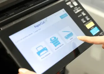 Pantalla táctil de PaperCut MF en una impresora multifunción
