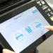 Pantalla táctil de PaperCut MF en una impresora multifunción