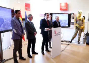 Presentación del operativo de incendios forestales de Castilla y León junto a equipamiento de un combatiente