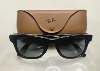 Gafas inteligentes Ray-Ban Meta junto a su estuche