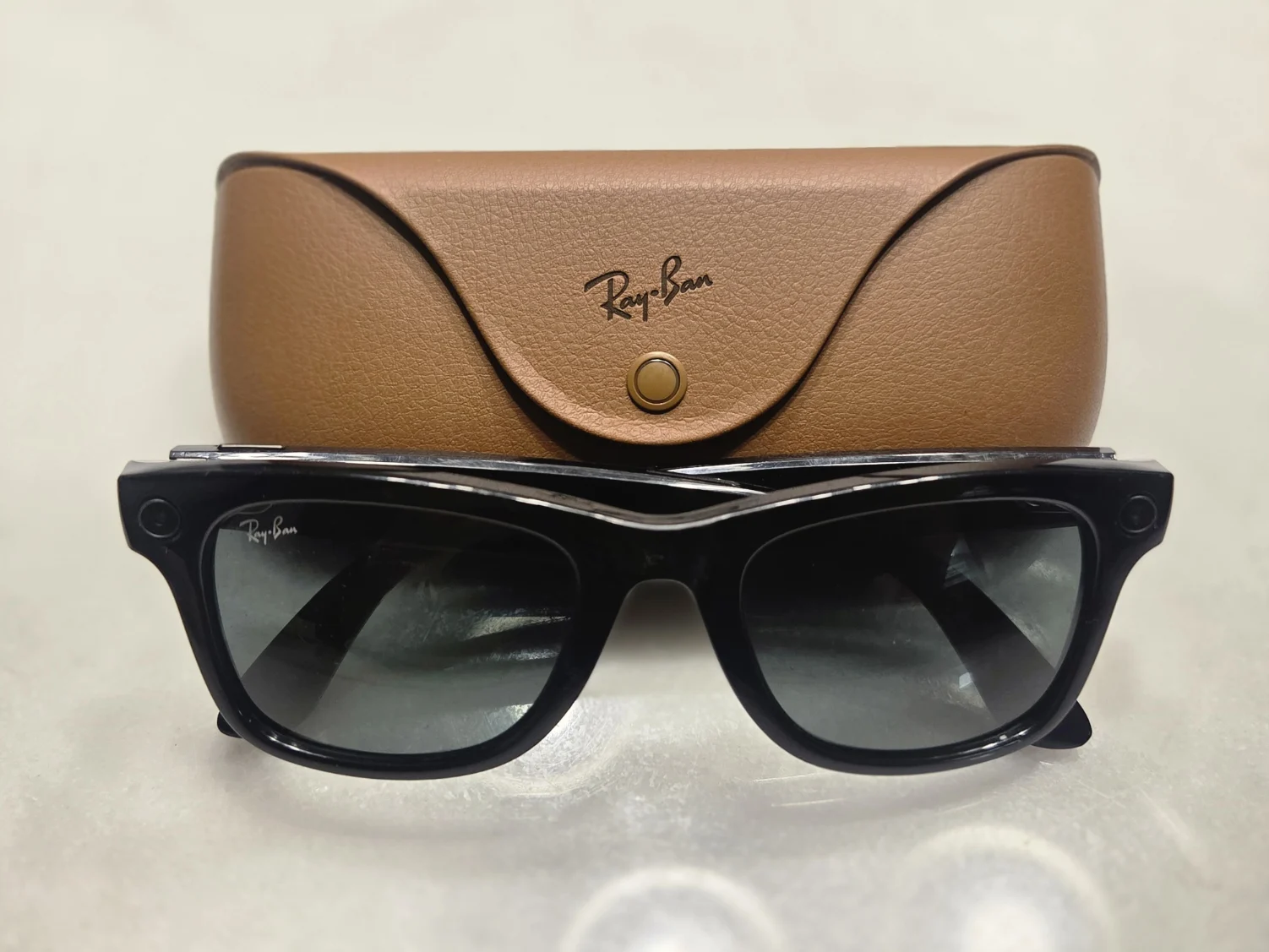 Gafas inteligentes Ray-Ban Meta junto a su estuche