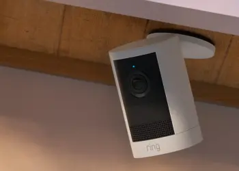 Cámara Ring exterior instalada bajo el tejado de una vivienda
