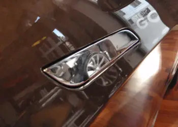 Tirador exterior enrasado de un Tesla Model S en posición cerrada