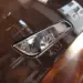 Tirador exterior enrasado de un Tesla Model S en posición cerrada