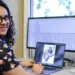 La investigadora Prajna Hebbar ante pantallas con datos genómicos y la imagen de un tití