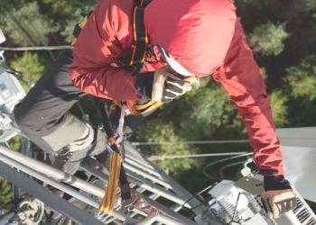 Técnico trabajando en una antena de telefonía móvil durante la modernización de la red