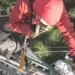 Técnico trabajando en una antena de telefonía móvil durante la modernización de la red