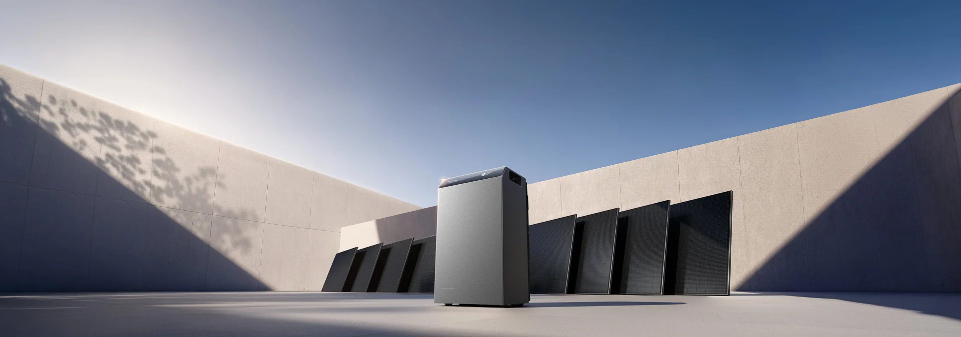 EcoFlow STREAM 5000 delante de varios paneles solares