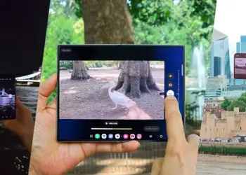 Samsung Galaxy Z Fold8 abierto durante una demostración de cámara en Londres