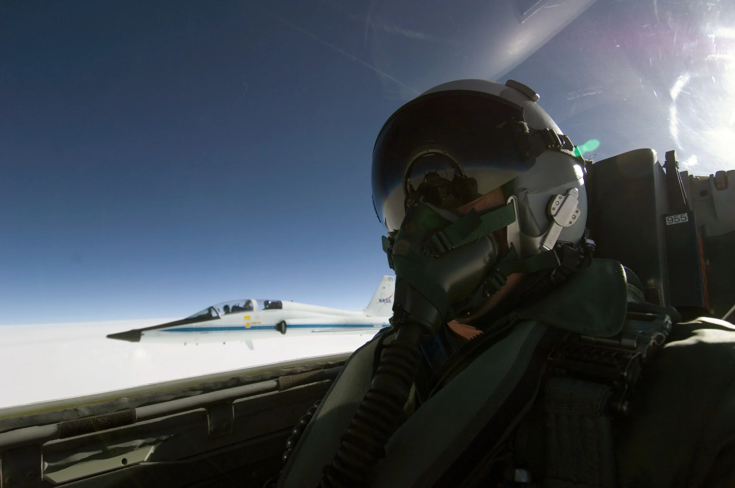 Fotógrafo de la NASA durante una operación de vuelo en un avión T-38