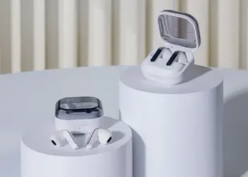 Galaxy Buds4 Pro y Galaxy Buds4 con sus estuches de carga