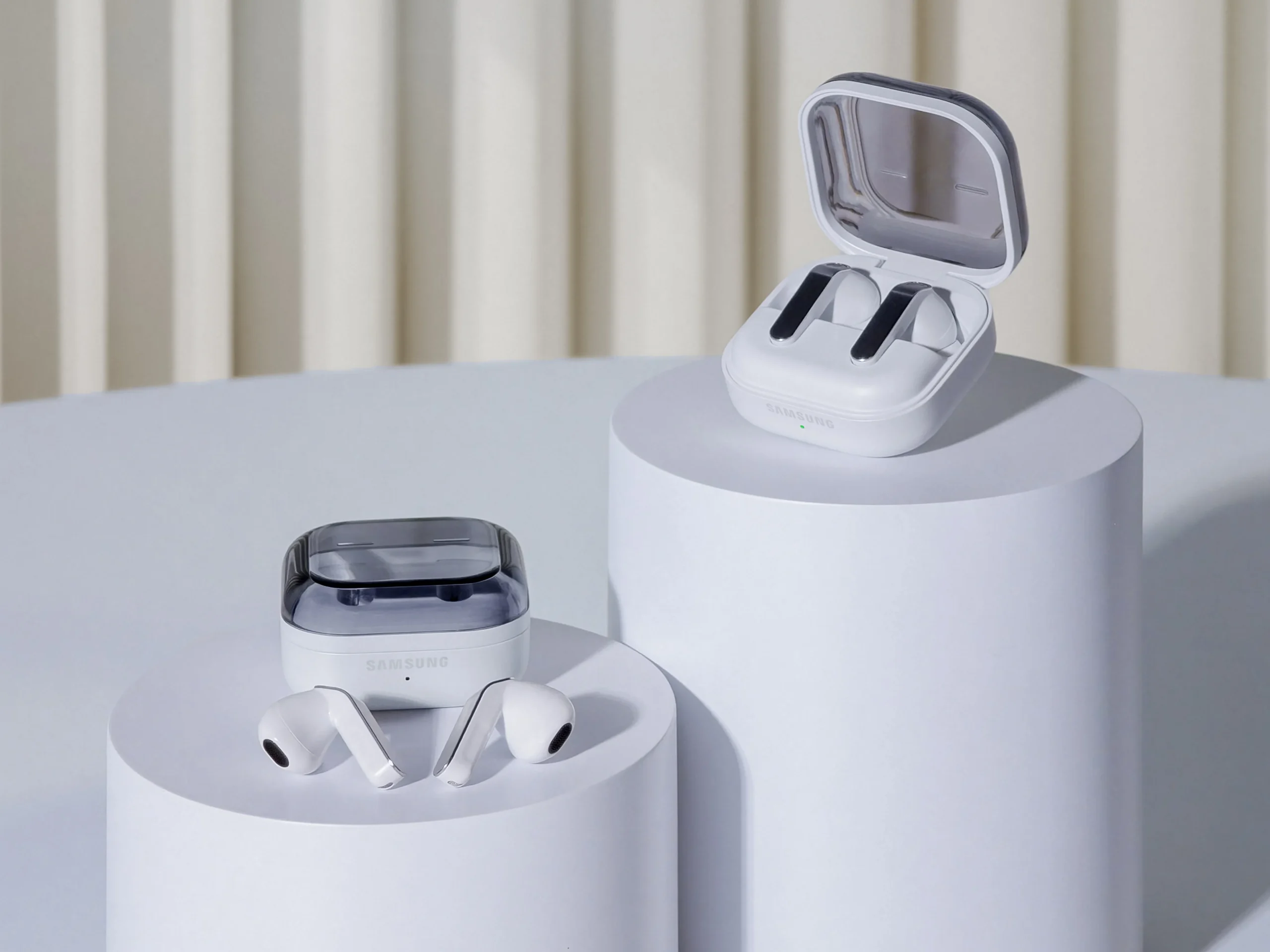 Galaxy Buds4 Pro y Galaxy Buds4 con sus estuches de carga