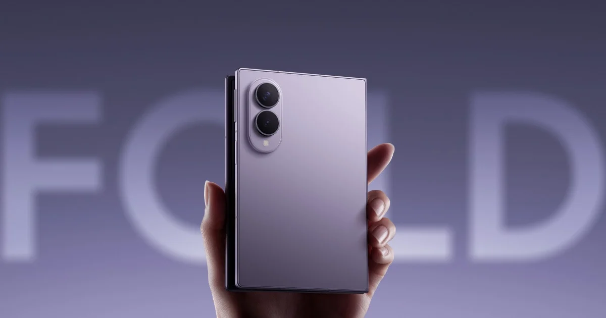 Samsung Galaxy Z Fold8 cerrado en color lavanda