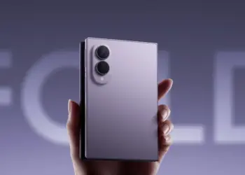 Samsung Galaxy Z Fold8 plegado mostrado de frente y de perfil