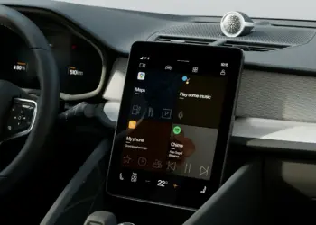 Pantalla central del Polestar 2 con Google Maps integrado