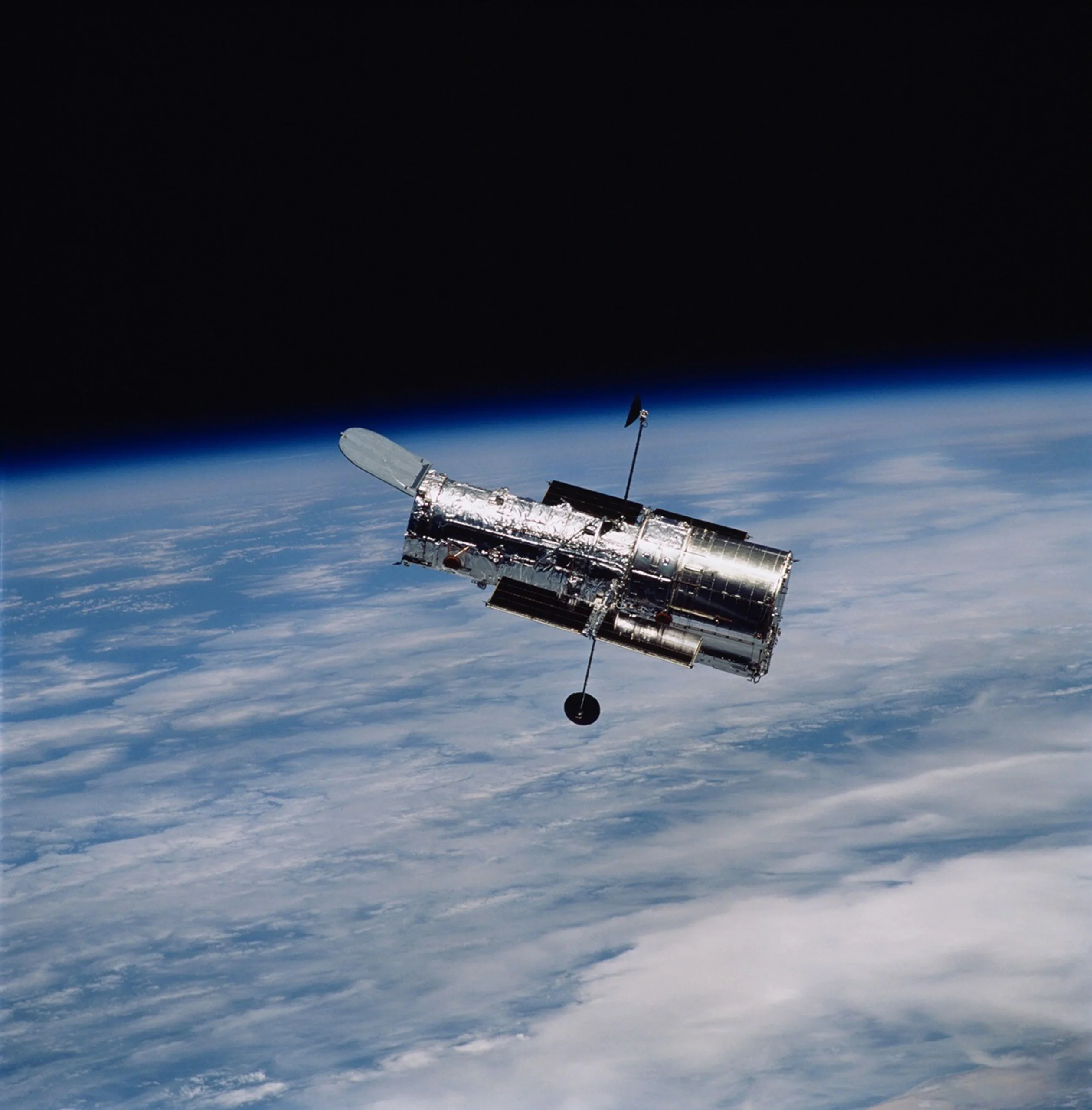 Telescopio espacial Hubble sobre la Tierra