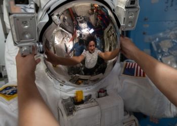 Jessica Meir prepara un traje espacial en la esclusa Quest de la Estación Espacial Internacional