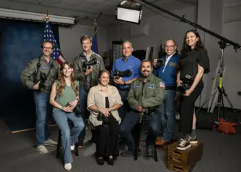 Equipo de fotógrafos del Centro Espacial Johnson de la NASA con sus cámaras