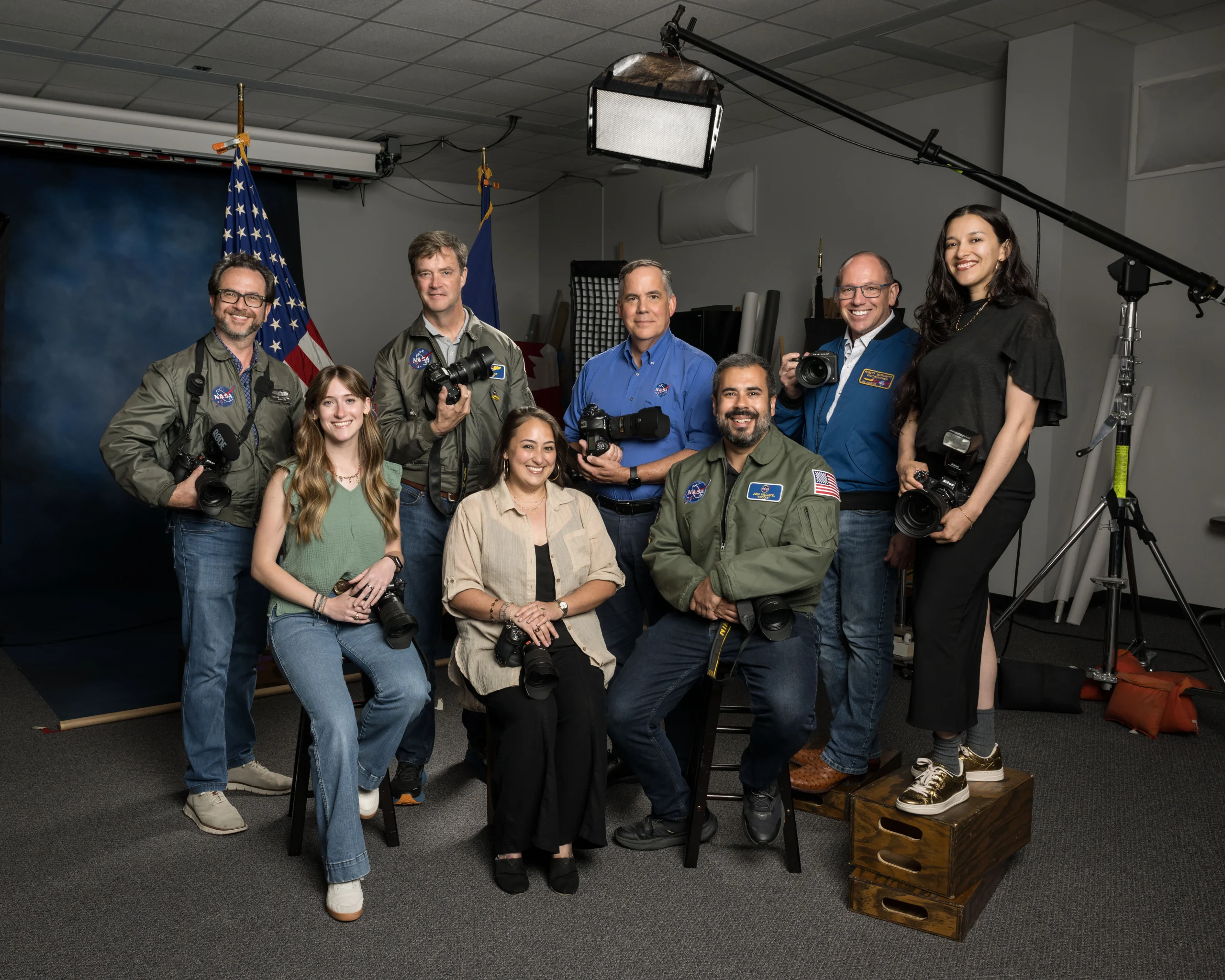 Equipo de fotógrafos del Centro Espacial Johnson de la NASA con sus cámaras