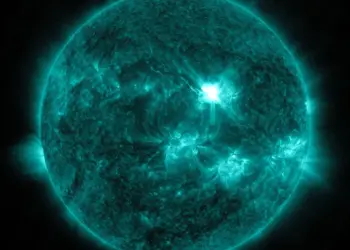 El Sol en luz ultravioleta con una fulguración brillante