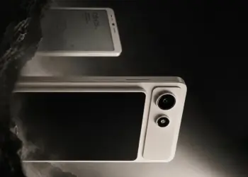 Hisense A10 con una pantalla LCD a color magnética acoplada en la parte trasera