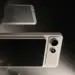 Hisense A10 con una pantalla LCD a color magnética acoplada en la parte trasera