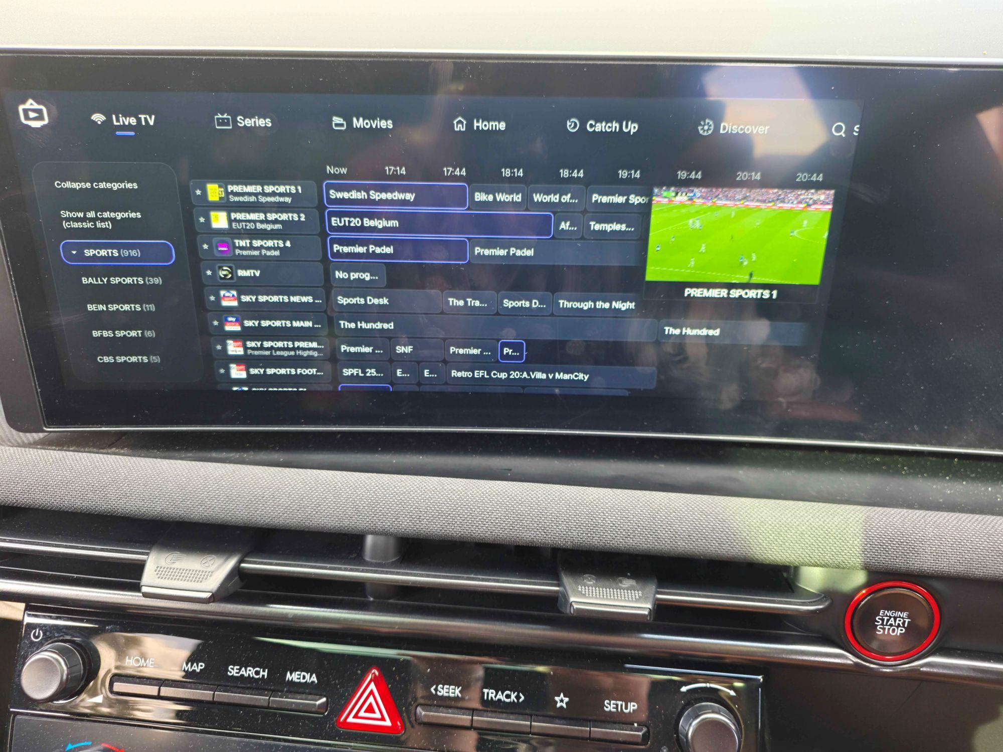 Lumora mostrando una guía IPTV en la pantalla de un coche con Android Auto