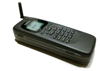 Nokia 9000 Communicator cerrado con su teclado telefónico y antena