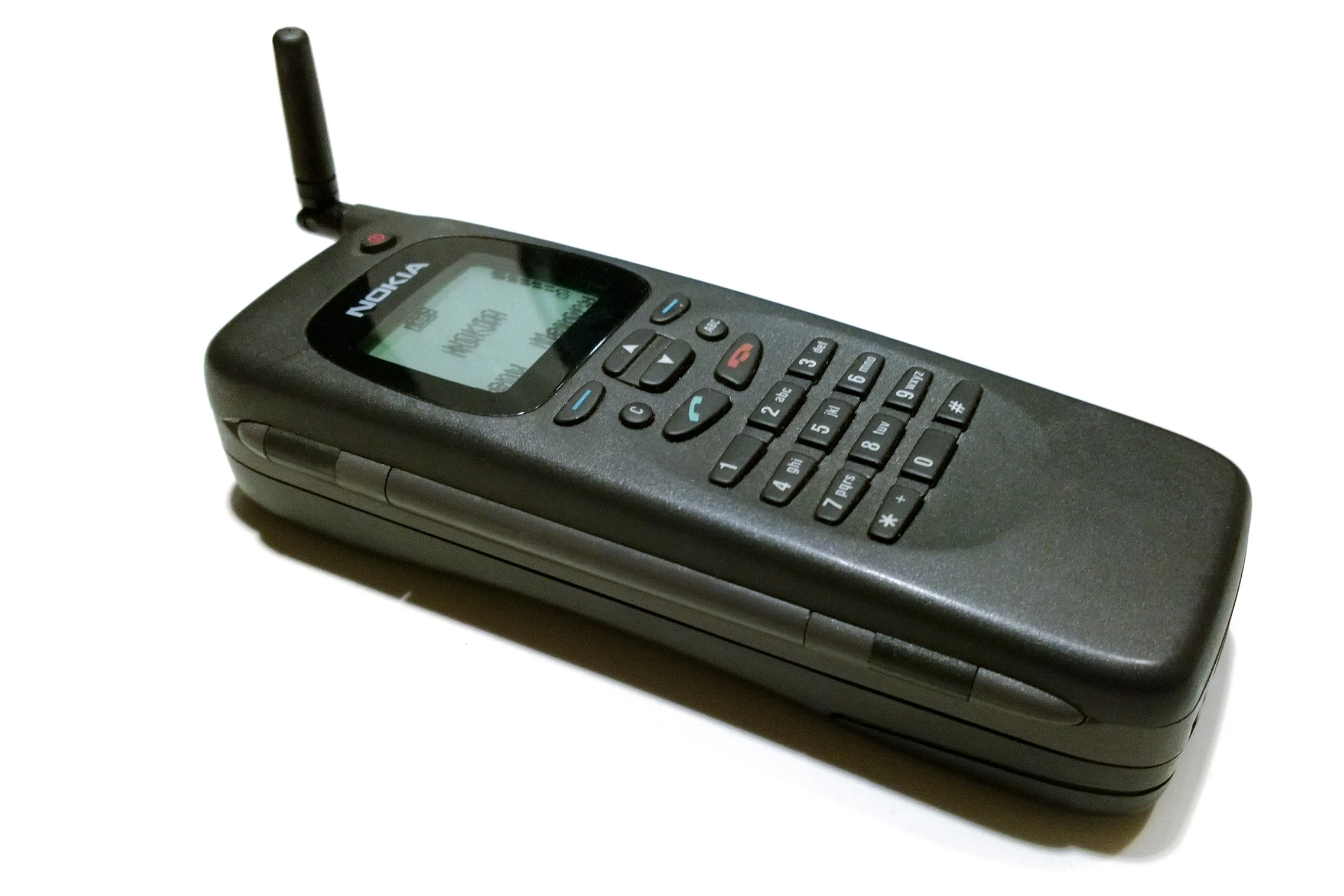 Nokia 9000 Communicator cerrado con su teclado telefónico y antena