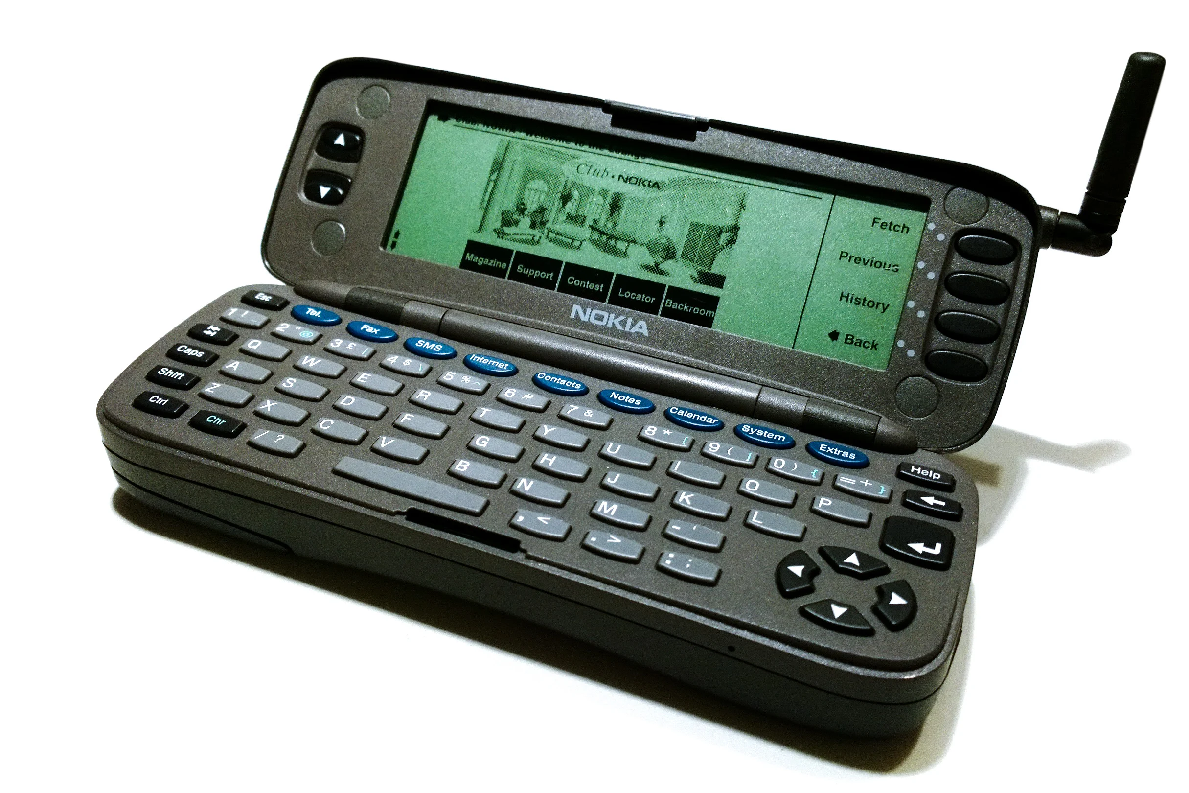 Nokia 9000 Communicator abierto con pantalla panorámica y teclado QWERTY
