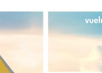 Ala de un avión de Vueling sobre las nubes