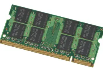 Módulo de memoria RAM sobre fondo blanco