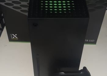 Consola Xbox Series X junto a un mando