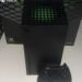 Consola Xbox Series X junto a un mando