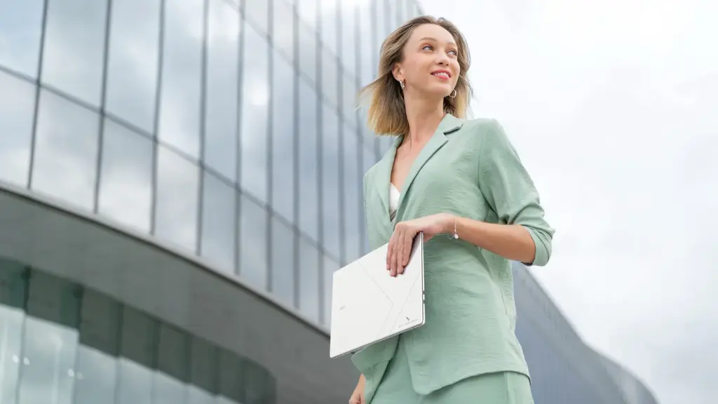 Una mujer sostiene un Acer Swift Blade 14 cerrado