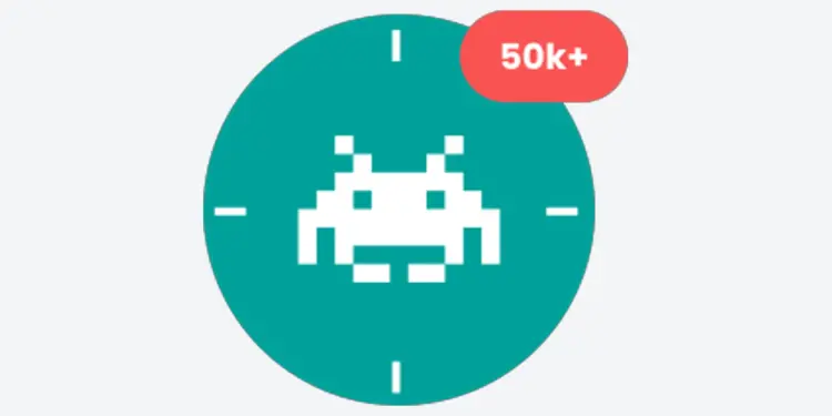 Icono de una alerta digital con un insecto pixelado y una notificación de 50k+